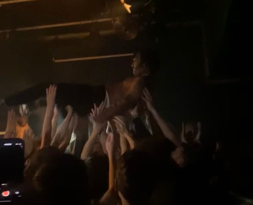 Ray Fuego op handen gedragen