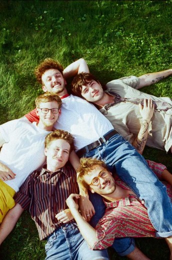 Bovenste Knoopje Open, Op De Bonnefooi (première)