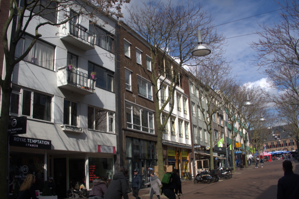 Augustijnenstraat-met-een-wand-met-wederopbouwpanden.png