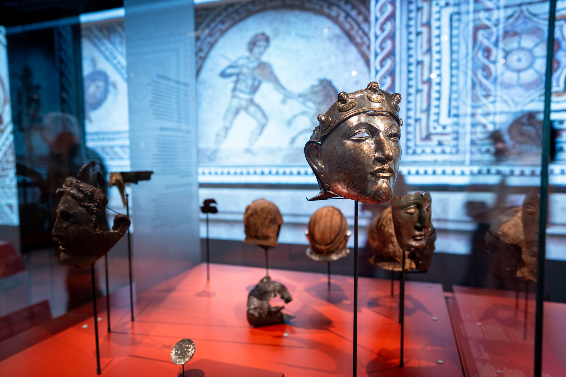 Mens op de grens Romeinse gezichtshelm 2e helft 1ste eeuw Valkhof Museum foto Ivar Pel