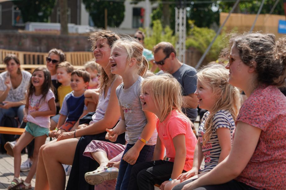 Kinderen genieten tijdens een voorstelling