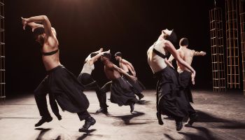 Onbevangen en pulserende dansenergie in LUX