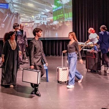 Jonge bewoners van asielzoekerscentra brengen ervaringen tot leven in theatervoorstelling Blue