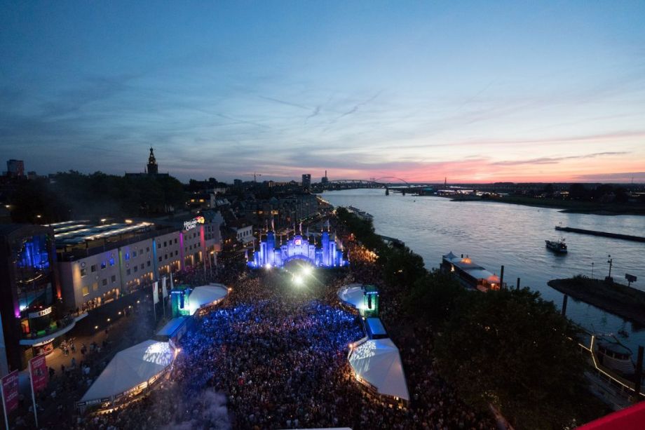 De Waalkade tijdens 'de Feesten' | Foto: Jan Willem de Venster