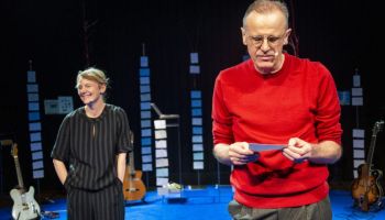 Wie plakt er stickertjes op sommige appels?