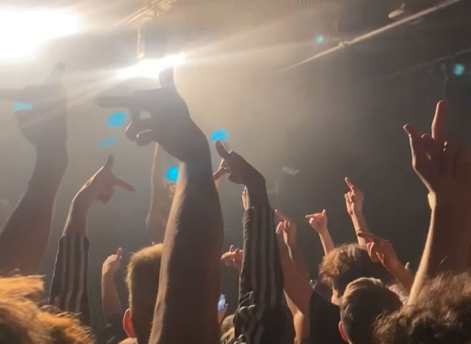 Ray Fuego op handen gedragen in Merleyn