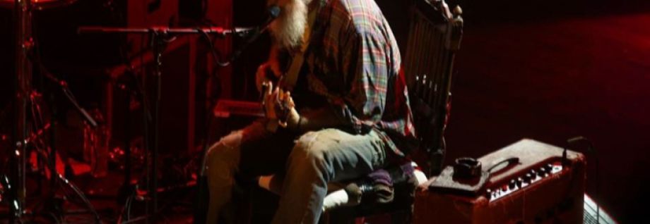 Young gaat naar Seasick Steve in de Vereeniging