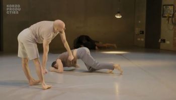 Elastische bewegingstaal in uitputtende choreografie