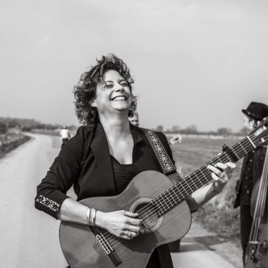 Yildiz Gies in de tuin van Hortus Nijmegen