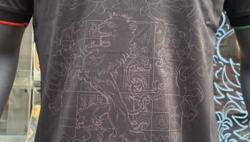 Uitshirt geïnspireerd op middeleeuwse schilderkunst maakt N.E.C.-kunstcollectie compleet