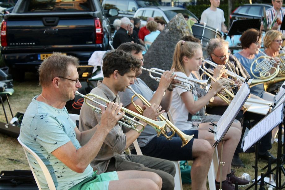 Harmonie Tarcisius repeteert buiten