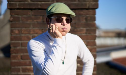 Voor u staat een stadsdichter die niet leest - een gedicht van stadsdichter Simon Mamahit