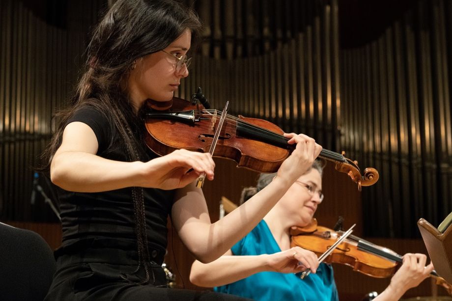 IJzersterk optreden vioolduo Hannah Weirich en Sara Cubarsi in Marzee
