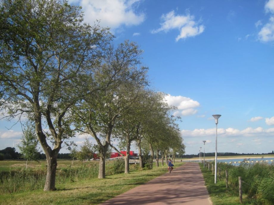 Negen rode dozen langs de snelweg