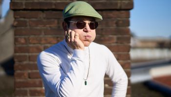 Voor u staat een stadsdichter die niet leest - een gedicht van stadsdichter Simon Mamahit